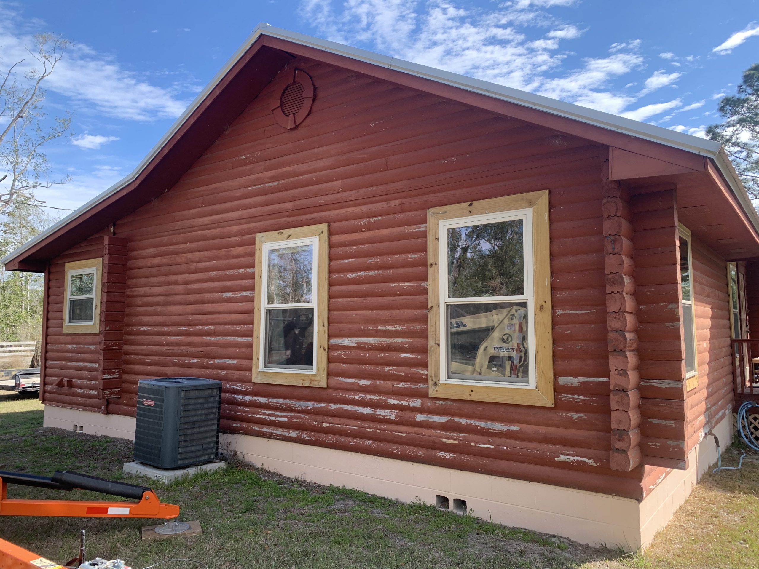 02-log-cabin-restoration-live-oak-fl-side-exterior-before Before restoration: side exterior of a log cabin with peeling stain in Live Oak, FL