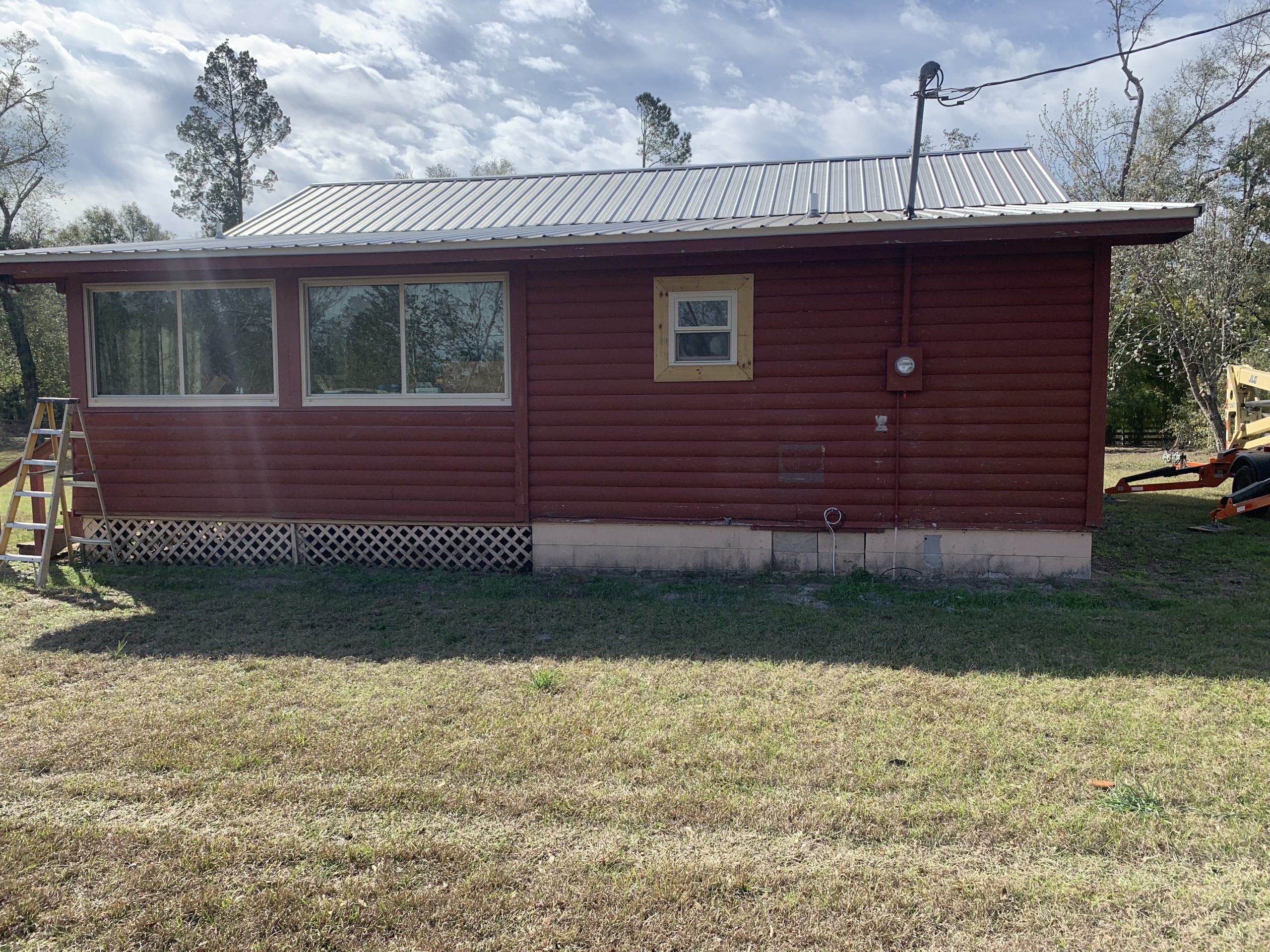 04-log-cabin-restoration-live-oak-fl-rear-exterior-before Before restoration: rear exterior of a log cabin with peeling stain in Live Oak, FL